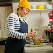 なるべくお客様を待たせないように心掛けているという大井さん。どうしても待たせてしまう時は、すぐに出せる料理をサービスする気遣いが嬉しいところです。「来て良かった。また来たい」と思わせてくれる店。