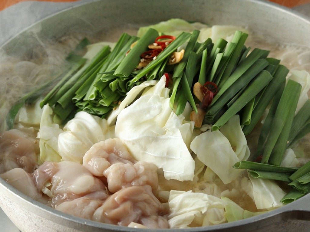 国産牛のもつを丁寧に仕込み。とんこつ出汁を最後の一滴までいただきたい『博多とんこつ牛もつ鍋』