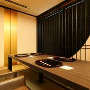 まるで旅館を訪れたような気分にさせてくれる、3階にある和の個室。大切な人をもてなす接待におすすめです。足を伸ばしてのんびりと食事を楽しむことができ、安らげる雰囲気に自然と会話も弾むことでしょう。