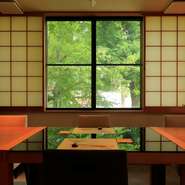 家族のハレの日のお祝いに、優美な空間で食事はいかがでしょう。特別な日を彩る季節の料理と、女将のあたたかなおもてなし。【小の半】で過ごすひとときが、思い出の1ページになること請け合いです。