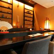 ゆっくりと食事が楽しめるカウンター席。女将と会話を交わしたり、料理長に素材の話を尋ねてみたり。思い思いのスタイルで食事を楽しむことができるので、ときにはご夫婦で、大人のデートを楽しみませんか。