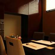 落ち着いた空間とあたたかなおもてなし、そして季節の料理が魅力のお店。都会の喧騒を離れ【小の半】で過ごすひとときは、心に安らぎを、お腹に満足を与えてくれることでしょう。