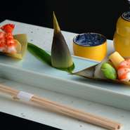 料理長自ら築地へ出向き、良質な食材を吟味。仕入れた素材からその日の献立を組み立てるそう。素材を知り尽くした料理長ならではの滋味に富み、素材を味わう会席料理。その奥深い味わいに、誰もが魅了されます。