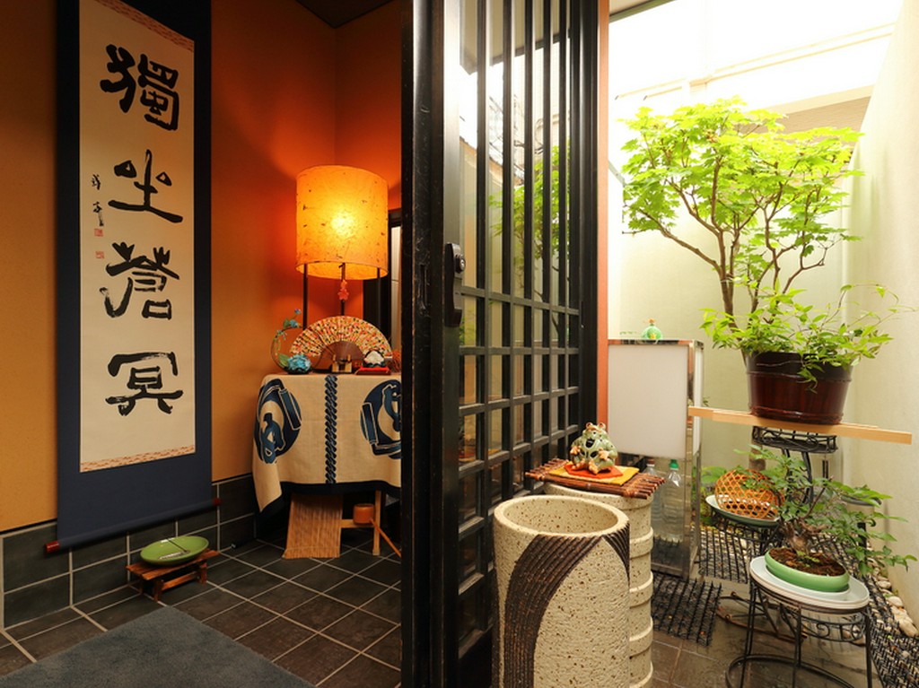 女将のおもてなしが魅力のひとつ。心地よい大人の隠れ家