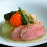 その日仕入れた良質な食材を、風味豊かな出汁で炊いた「煮物」。素材の魅力はそのままに、出汁のやさしい味わいが具材の美味しさを引き立てています。