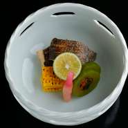 皮目はパリッと、身はふっくら。魚の美味しさを堪能できる一品です。皮と身の間にある旨みを逃さずに、余分な脂を落とすことで際立つ魚の旨み。焼きを極めた料理人ならではの逸品です。