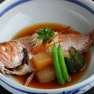 良質な魚を丸ごといただく「煮付け」。例えば「のどぐろ」はほろりとほぐれるほどに柔らかい身と、濃厚な脂が甘辛い煮汁と相性抜群。海の幸を心ゆくまで愉しめます。
