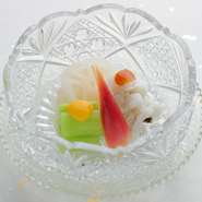 多彩な料理を存分に堪能し、心もお腹も満たされようとした頃に供される「止肴」。例えば「鱧の湯引き」は、鱧の旨味をさっぱりとした味付けでいただけます。季節の訪れを感じさせてくれる一皿です。