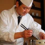 当店の料理はおまかせコースのみ。日々異なるメニューで、その日だからこそ味わえる美味しさを愉しんでいただきたいと、素材選びから調理法、盛り付けまで、心を込めた料理をお届けしています。