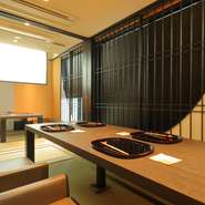 多彩なシーンで活用できる個室を完備しております。2階には10名様まで利用可能な個室を、3階は風に揺れる木々を眺めながら食事を楽しめるベランダ付きの個室。接待や特別な日のお食事に、ご利用ください。