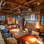 店内はレトロな雰囲気でまとめられており、コーヒーカップなどの食器も、骨董品のようなテイストのものが使われています。内装も日本家屋らしさ満載で、ノスタルジーな気分を味わえるのも魅力。