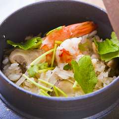 プリプリの海老、ふっくら香ばしいご飯にホッと和む『海老釜飯』