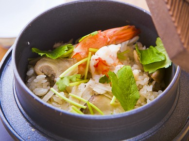 プリプリの海老、ふっくら香ばしいご飯にホッと和む『海老釜飯』