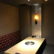 周りを気にせずゆっくり過ごせる個室も完備。接待などにも◎