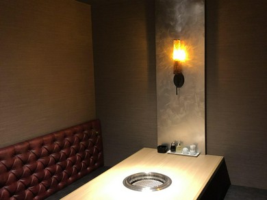 周りを気にせずゆっくり過ごせる個室も完備。接待などにも◎