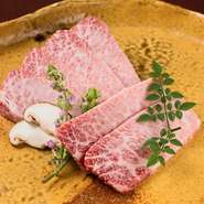 前沢牛の中でも、プロがさらに厳選した肉を使用した『前沢牛特選カルビ』。脂の旨味が食欲を刺激します。