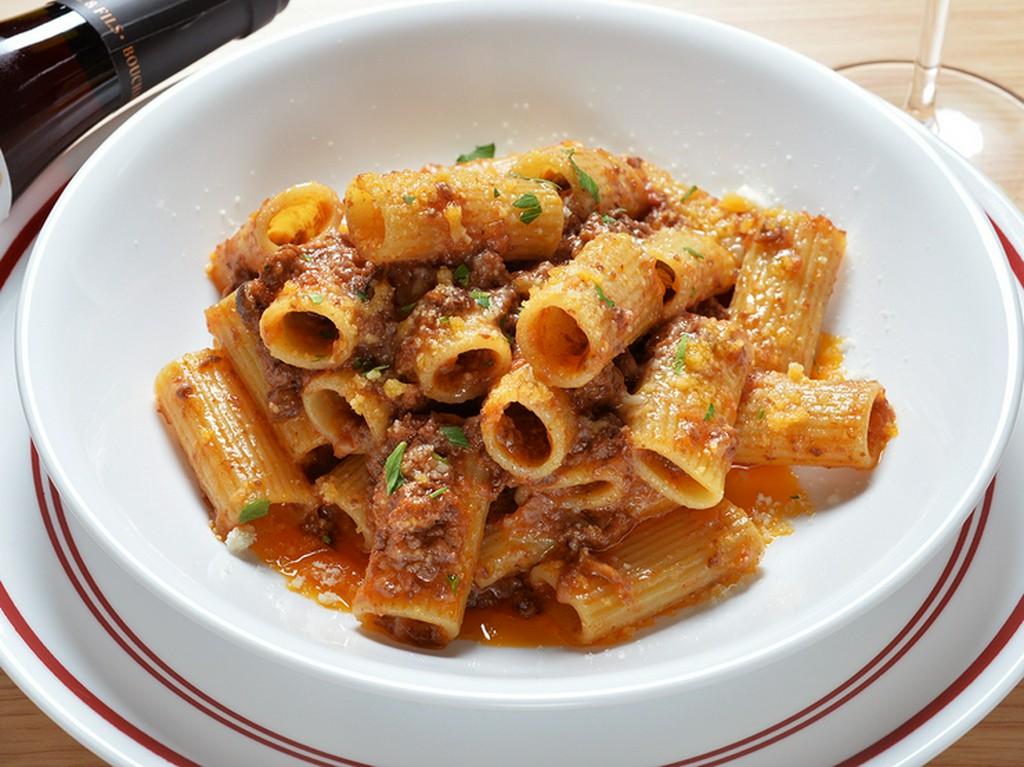 極太のショートパスタを使用『ボロネーゼ　リガトーニ』