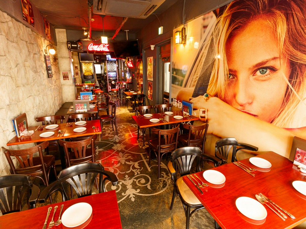 ダーツもできる、お洒落なメインフロア