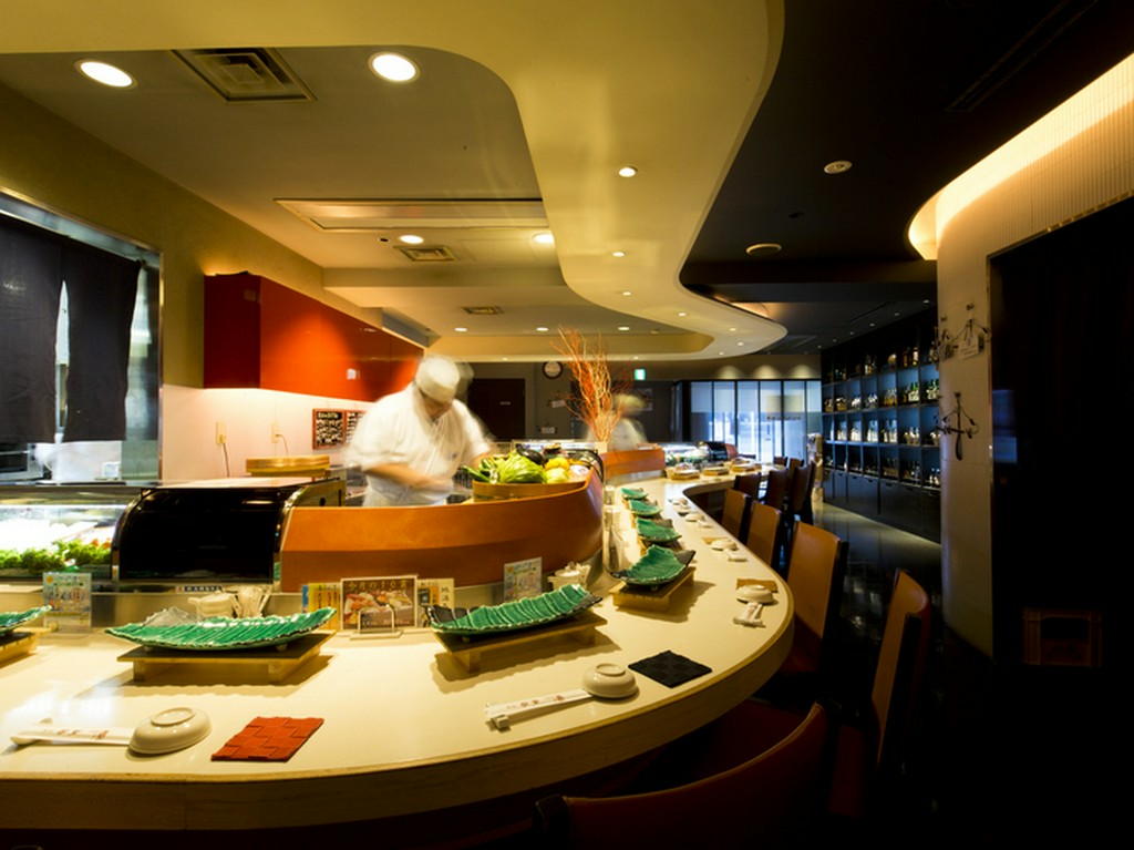 流線型のカウンターにJAZZが流れるモダンで大人な雰囲気