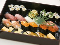 大トロ、うに、いくら、ボタンエビ、数の子、カニと彩りも鮮やかで豪華な出前用寿司。有明の海苔を使った子持ち昆布巻も隠れた人気。ネタの上質さや盛りの美しさはもちろん、15-20分で届ける速さも人気の秘訣。