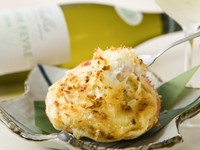 手作りのベシャメルソースにカニの身がたっぷりと詰まった洋風の一品。ちょっと変わった料理が食べたいときにオススメの隠れた人気メニューです。