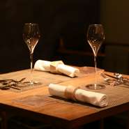 16席のテーブル席を用意する店内は、ゆったりとくつろげる落ち着いた雰囲気。記念日デートにも最適です。