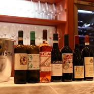 ワインはイタリア産を中心に、フランス産やアメリカ産など多彩に仕入れ。ソムリエ資格を持つ料理人が、料理との組み合わせを考えたひと品でおもてなしをしてくれます。その他イタリア産ビールのご用意も。