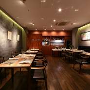 季節ごとに旬の食材を使用したコース料理をお楽しみ頂けます。ワインとのペアリングも考え抜いたひと皿は、大切な接待にもおすすめです。