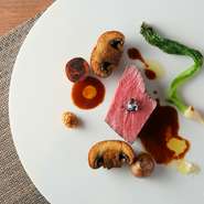 「魚」は日本近海の新鮮なものを。「野菜」は日本産やイタリア産、フランス産など種類に応じて輸入も行っています。「肉」はA5ランクの和牛を入荷。信頼の置ける業者さんから仕入れたものを使っています。