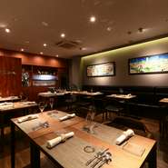 16のテーブル席を用意する店内は、ゆったりとくつろげる落ち着いた雰囲気。おしゃれな空間で、大人の会食やママ会はいかがでしょう。考え抜かれたシェフのひと皿が、日常に華やかな彩を添えてくれます。

