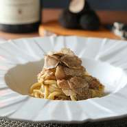 『サマートリュフのスパゲットーニ』は毎年夏に提供している定番料理。太めの手打ちスパゲッティにマッシュルームとマルサラソースをあえて、サマートリュフをトッピング。きのこの風味溢れる逸品です。