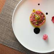 蝦夷鹿を低温調理したタルタルは、柔らかくしっとりとした食感。隠し味に和のテイストを加え、食べやすく仕上げました。ナッツやピクルス、バルサミコのおいしさが口の中に広がり、極彩色の味わいに。
