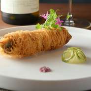 鮎の骨や頭が苦手…そう感じていた料理人が、食べにくい部分を上手に加工。一匹まるまる鮎を使いながらも、食べやすくおつくりしたひと品です。その味わいをお店でぜひ楽しんで。