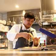 焼きたて、つくりたての一番おいしい料理を食べて頂きたいとの思いから、お皿の状況やお客さまの食べるスピードを見計らい、タイミングよく料理をご提供できるよう気をつけています。