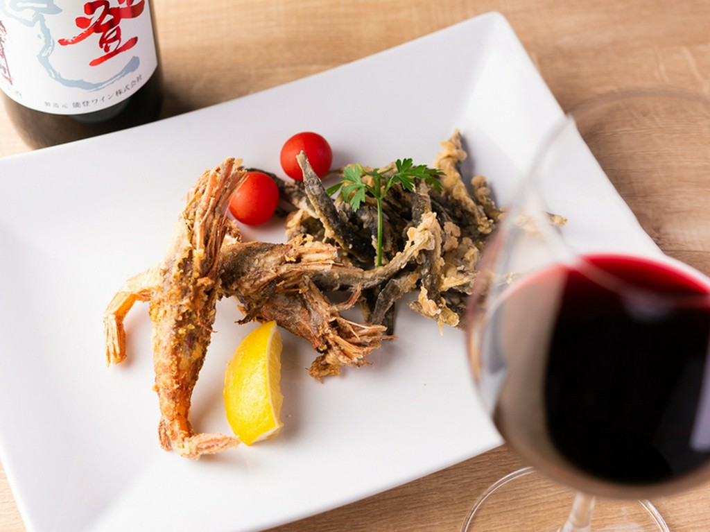 金沢のソウルフードを唐揚げで食す。お酒のつまみにぴったりの『がすエビ＆ドジョウの唐揚げ』