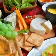 8種類から選べるサラダ、豆腐を使った料理、『生ゆばの刺身』など。ヘルシーなメニューが数多くラインナップされているのが特徴です。おすすめのチーズ料理やキッシュなども、体に優しい人気メニューです。