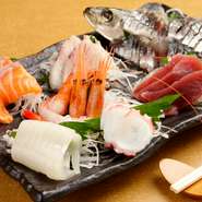 テーブル席のみお店のように見えますが、奥まった場所に1～3名様用のお座敷がつくられています。畳の上に座りゆっくりと落ち着いて過ごせるため、デートでの利用に人気があります。