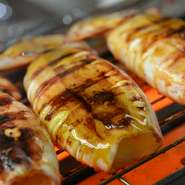 イカが丸々使われるため、食べ応え抜群。ぷりっぷりのイカに塗られた醤油の焦げる良い香りが周囲に漂い、ワタのほろ苦さも美味しくて、食が進みます。