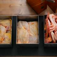 料理人自らが厳選した3種の無薬飼育された地鶏。自然な環境で飼育され、厳選された旨みたっぷりの鶏肉。それぞれの部位の説明書き「指南書」を見ながら食事を楽しむのも粋なものです。