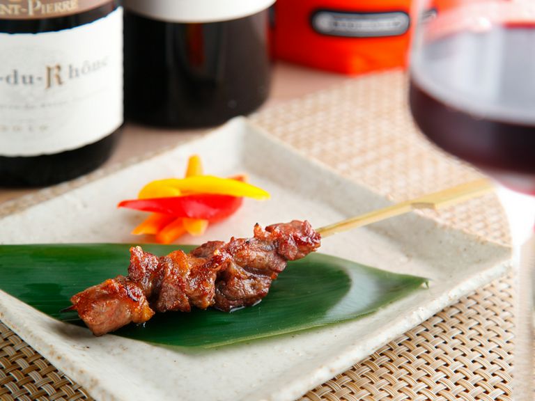 柔らかで、まろやかな風味と豊かな肉汁を持ち合わせた最高級ブランド牛『仙台黒毛和牛ロース串焼き』