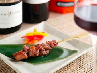 柔らかで、まろやかな風味と豊かな肉汁を持ち合わせた最高級ブランド牛『仙台黒毛和牛ロース串焼き』