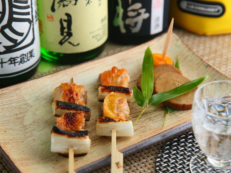 それぞれの肉の持つ特徴を、シンプルな串焼きで楽しむ『比内地鶏と庄内彩鶏の食べ比べ皿』