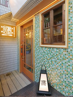 年配夫婦が営業中。くつろぐような雰囲気