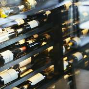 店内には約1200本のボトルを収容できるガラス張りのワインセラーが。イタリア産のワインを含む、選りすぐりのメーカーから取り寄せたワインを豊富に取り揃えています。好みに合ったものを見つけられるのが魅力です。