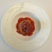 Chilled spaghettini,
Ise Maguro tuna, paprika, tomato
冷製スパゲッティーニ
伊勢まぐろ  パプリカとトマト