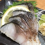 一度酢でしめた刺身をわざわざ炙るという食べ方。日本酒のお供に。