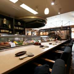 一人でも気軽に立ち寄りやすい、カウンター席