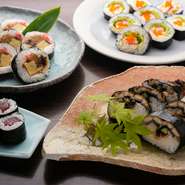 巻き寿司各種。持ち帰り寿司も多様な種類から選べる