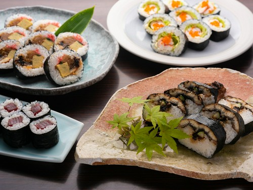 巻き寿司各種。持ち帰り寿司も多様な種類から選べる