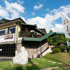 スロープ付の広々とした第二駐車場を完備。大きな石像が目印